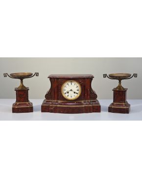 518-Reloj de sobremesa con guarnición de copas en mármol rojo y bronce. Francia S. XIX. Firmado en la esfera por Raingo Frères. Paris
