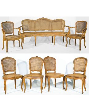 533-Sillería estilo Luis XV. S.XIX y posterior. con decoración floral tallada. Consta de sofá. cuatro sillas y dos sillones. Algún desperfecto.
