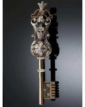 161-ALFILER ANTIGUO DE DIAMANTES. a modo de llave. sobre una importante montura en oro rosa de 18 k y frente de platino.
