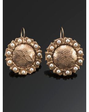 258-PENDIENTES COLGANTES con orla de perlitas. Montura cincelada laminada en oro rosa de 18 k.