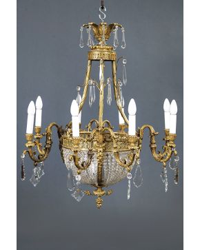 571-Lámpara de techo tipo globo con ocho brazos de luz en bronce dorado tomando formas vegetales con decoración de cuentas de cristal y pandelocas. Algún 