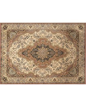 959-Gran alfombra SAROUGH. con gran medallón central sobre cuerpo principal en color marfil. Decorada con motivos vegetales y florales de elegante diseño.