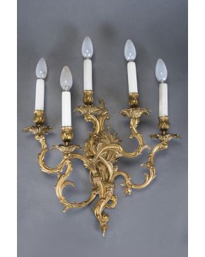 570-Gran aplique de cinco luces estilo Luis XV en bronce dorado con decoracion vegetal.