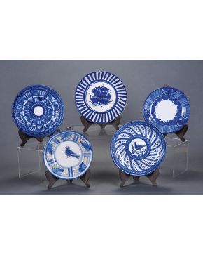 486-Lote de cinco platos en cerámica de Manises. s. XIX. dos de ellos del Pardalot. tres de ellos consolidados. Uno de ellos V.M.O. (Vicente Mora Osca