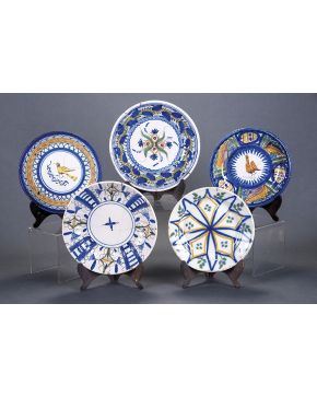 497-Lote de 5 platos en cerámica de Manises en diversos colores con decoración geomética. de hojas y dos de ellos del Pardalot. Cuatro de ellos restaura