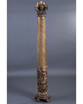 676-Columna barroca S. XVII en madera tallada. policromada y sobredorada. Fuste torneado helicoidal acanalado. Parte inferior con palmetas. roleos y capit
