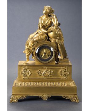 586-Reloj de sobremesa francés en bronce dorado. Carlos X. c. 1830. 