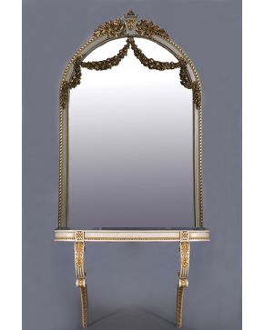 1021-Juego formado por espejo y consola de arrimo estilo neoclásico en madera pintada y dorada con decoración de guirnaldas y copete tallado con elementos 