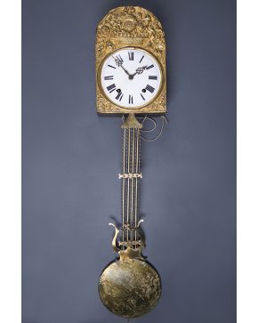 493-Reloj tipo Moret en latón dorado. Decorado con cesta de flores en relieve.