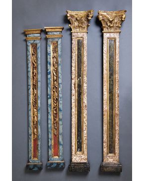 829-Pareja de pilastras en madera tallada. dorada y policromada. Con capitel corintio y fuste pintado imitando mármoles de colores. Medidas: 122x21cm.