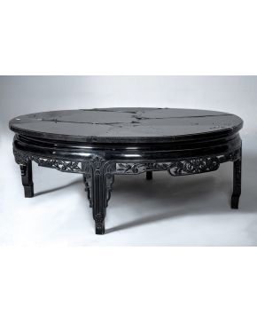 402-Mesa circular china en madera lacada en negro con faldones calados. Tapa de mármol. con desperfectos.