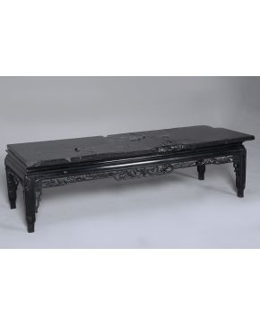393-Mesa de centro rectangular china en madera lacada en negro con faldones calados y tapa en mármol. con desperfectos. 