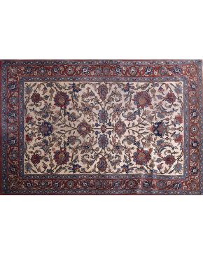 1025-Antigua alfombra persa Tabriz en lana. Decoración a base de flores y hojas sobre campo beige. y cenefa vegetal sobre campo granate. 