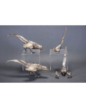781-Lote de aves en plata española formado por pareja de faisanes (un ala rota) y dos polluelos. 