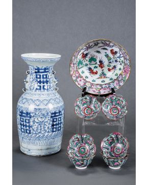 376-Juego formado por gran cuenco y seis cuenquitos en porcelana china de Macao. Decoración esmaltada de frutos y flores y campo del cuenco con aves y gal