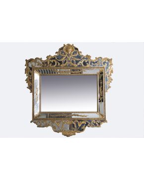 578-Gran espejo con aplicaciones en madera tallada y dorada.