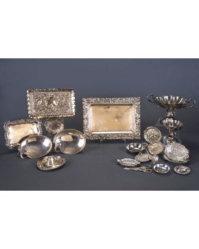 354-Variado lote en plata y plateado formado por 13 piezas. Incluye pequeñas bandejas. catavinos. tijera y objetos decorativos para mesa. Desperfectos.