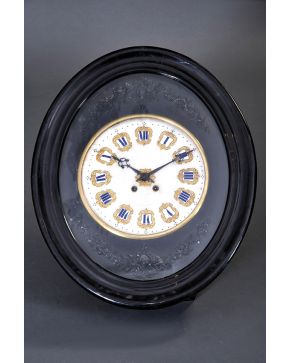 583-Reloj de pared isabelino s. XIX con caja en madera ebonizada con decoración de flores talladas. Esfera en mármol blanco y numeración romana en azul. C