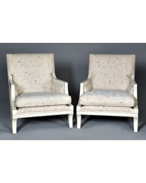 912-Pareja de sillones en madera patinada color crema. con tapicería en beige.