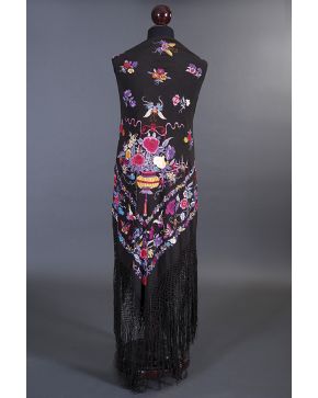 385-Mantón de los llamados de Manila  en seda negra con decoración bordada en vivos colores a base de flores y mariposas.