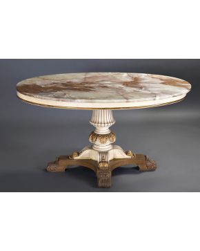 913-Mesa de centro oval en madera pintada y pata de jarrón. Con fantástica tapa de ónice. C. 1920.