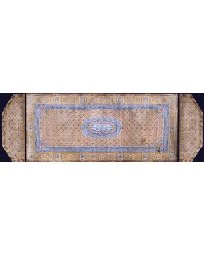 582-Gran alfombra palaciega en lana de nudo español. Diseño de inspiración Carlos IV con medallón central oval con guirnalda de rosas sobre fondo azul y d