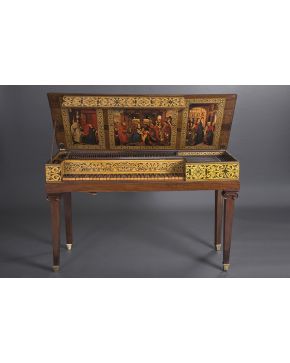 545-Decorativo pianoforte de estilo neoclásico con patas en forma de columna con capitel corintio terminadas en estípite y remates de bronce. Profusamente