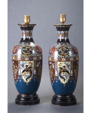 958-Pareja de modernos jarrones en esmalte cloisonné. adaptados a lámpara. Sobre soportes de madera tallada.