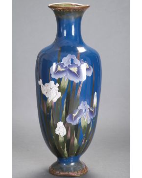355-Moderno jarrón alto en esmalte cloisonné con decoración floral sobre fondo azul.