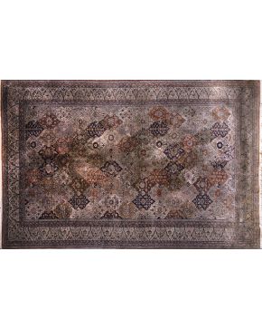 561-Alfombra persa en seda y lana con decoración de árboles. jarrones y flores en interior de lóbulos y cenefa con arcos apuntados. Sobre campo color verd