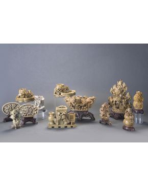 389-Lote de tres tallas chinas realizadas en piedra jabón. Una de ellas decorada con perros y un recipiente calado. con peana. Otra con recipiente y cenic