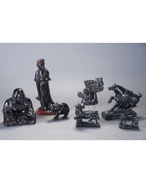 387-Lote de cuatro tallas chinas realizadas en piedra negra. dos representando caballos. una un perro y una tercera con dos troncos recipientes.