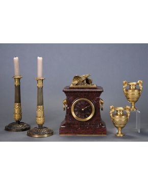 605-Pareja de candeleros. s. XIX. en bronce pavonado y dorado con fuste a modo de columna papiriforme y decoración vegetal.