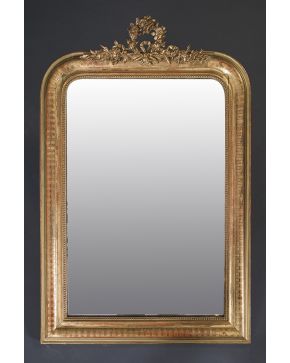 611-Espejo con marco de madera isabelino. s. XIX. en madera tallada y dorada. decorado con corona y guirnalda de flores en copete.