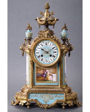 471-Reloj de sobremesa en bronce dorado. Francia. S. XIX. Con aplicaciones de placas en porcelana azul con decoración de escena galante central y paisajes