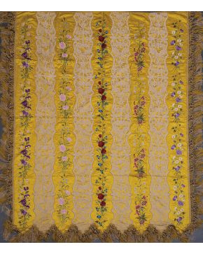 377-Colcha china en seda amarilla con bordados de flores de colores y franjas de encaje. 