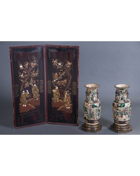 365-Pareja de jarrones en loza vidriada Nanking. China. ff. s. XIX. 