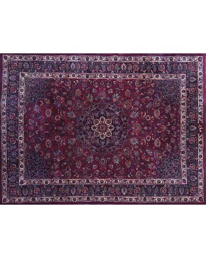 438-Antigua alfombra persa Mashad. Precioso medallón central con bellas representaciones de flores. palmetas y hojas de acanto cubriendo el  campo princip