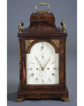 598-Reloj bracket inglés con caja en madera de caoba y aplicaciones en bronce dorado. Con marcas Robert Best. London. C. 1780. Esfera con numeración roman
