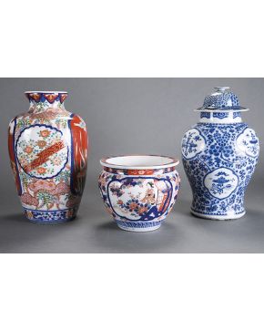 952-Antiguo tibor de porcelana china blanca y azul con decoración esmaltada de elementos vegetales y ornamentos en reserva. Con marcas. Algún desperfecto.