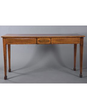 424-Consola Sheraton. Inglaterra. S. XIX. En madera tallada de roble con filos en limoncillo. Dos cajones en cintura.