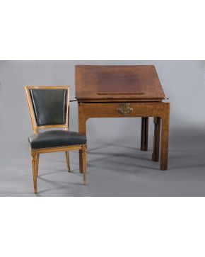 422-Lote formado por mesa de arquitecto inglesa Jorge III en madera de caoba con portacandelero y tapete en piel roja; y silla con tapicería en cuero verd