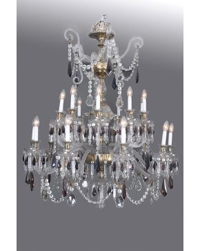 655-Gran lámpara de techo de 20 luces en cristal tallado bicolor con brazos sogueados. colgantes en forma de gotas. decoración de cuentas y prismas de cri