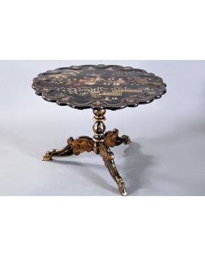 374-Velador til-top con borde ondulante en madera lacada en negro y policromada con decoraciones en dorado e incrustaciones de madreperla. Profusamente 