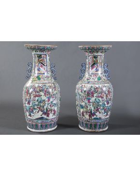 411-Espectacular pareja de jarrones en porcelana china. Familia Rosa. Dinastía Qing. c. 1800. 