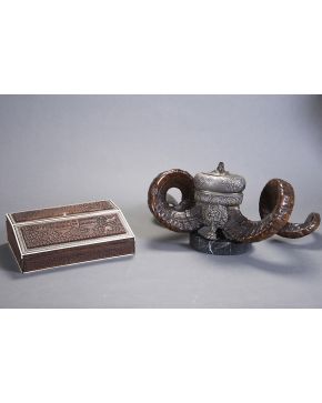 370-Escritorio portátil hindú en madera de sándalo con decoración relevada de arquitecturas y motivos zoomorfos. Con aplicaciones en hueso.