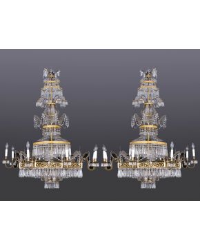 616-Pareja de grandes lámparas de techo Carlos IV. principios S. XIX. de 8 luces en bronce y cristal. en varias alturas. con decoración de lágrimas colgan