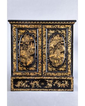 416-Pequeño cabinet chino. S. XIX. en madera lacada en negro con decoración en dorado con paisajes y personajes en arquitecturas. flores. insectos y motiv