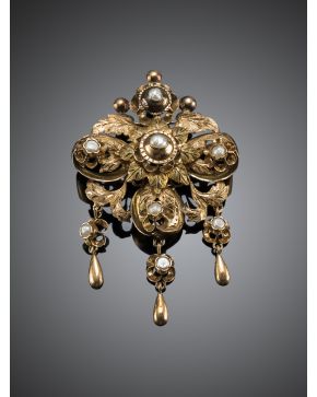 13-Broche antiguo de oro amarillo 18k y perlas. 