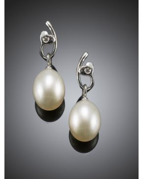 26-PENDIENTES COLGANTES DE BRILLANTES Y PERLAS. 